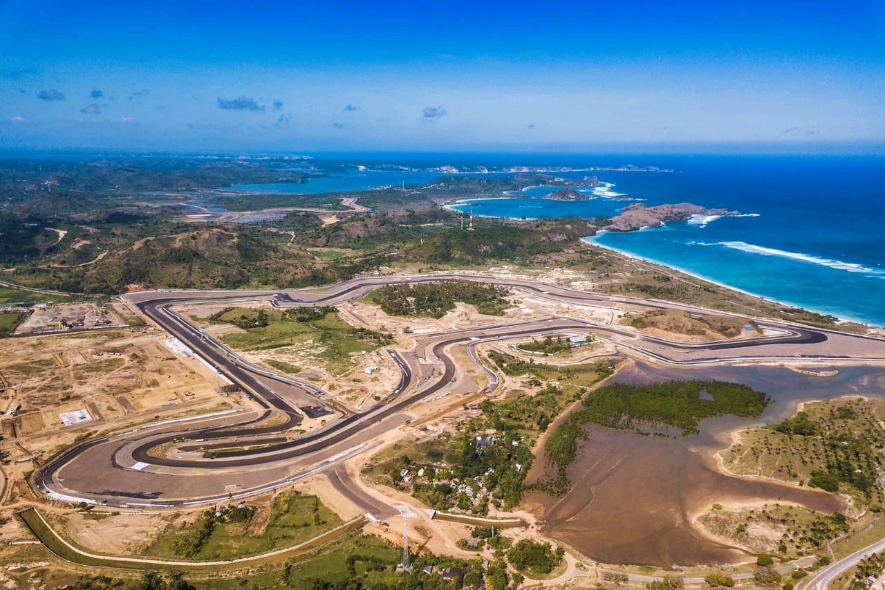 mandalika-circuit-motogp Toàn cảnh đường đua trên bờ biển xanh, phù hợp cho các sự kiện đua xe và du lịch.