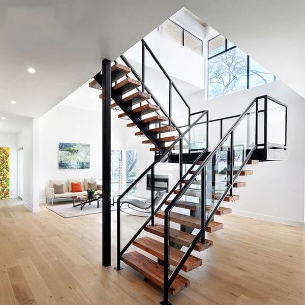 Cầu thang gỗ thiết kế hiện đại, không gian mở, ánh sáng tự nhiên chan hòa trong ngôi nhà phong cách tối giản.