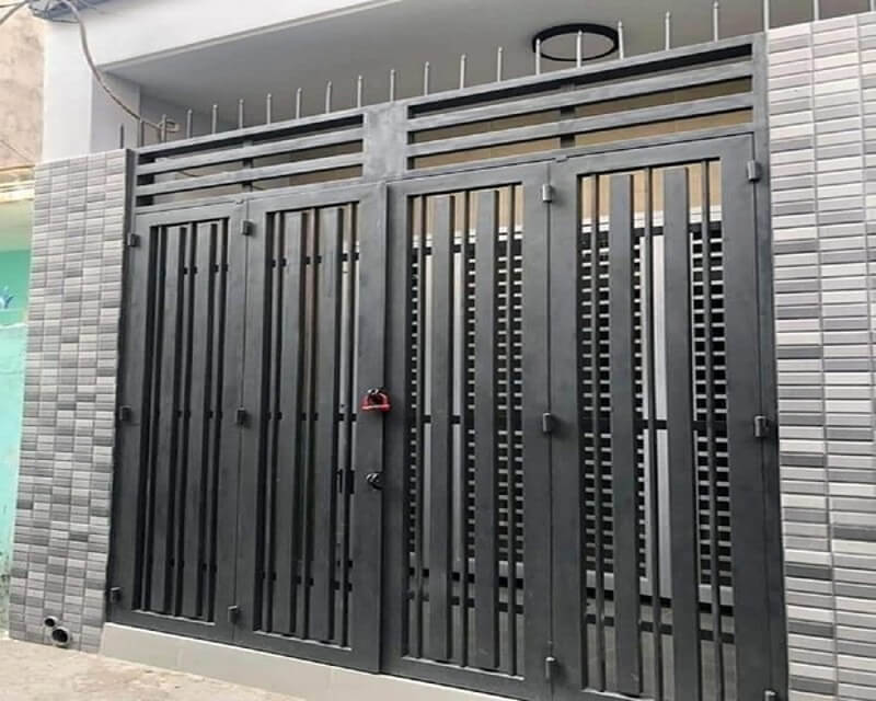 mau-cong-dep-thiet-ke-4-canh-3 Cổng sắt đen hiện đại và chắc chắn trước ngôi nhà, mang phong cách tối giản và an toàn.