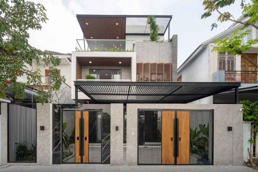 mau-cong-nha-dep-thiet-ke-don-gian Nhà phố hiện đại ba tầng với sân vườn xanh, cổng gỗ và kim loại, thiết kế tối giản, đường phố Việt Nam.