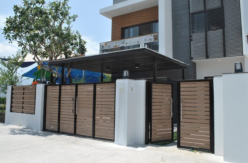 Mẫu nhà hiện đại với cổng gỗ và kim loại, cây xanh bên cạnh, thiết kế hai tầng thanh lịch.