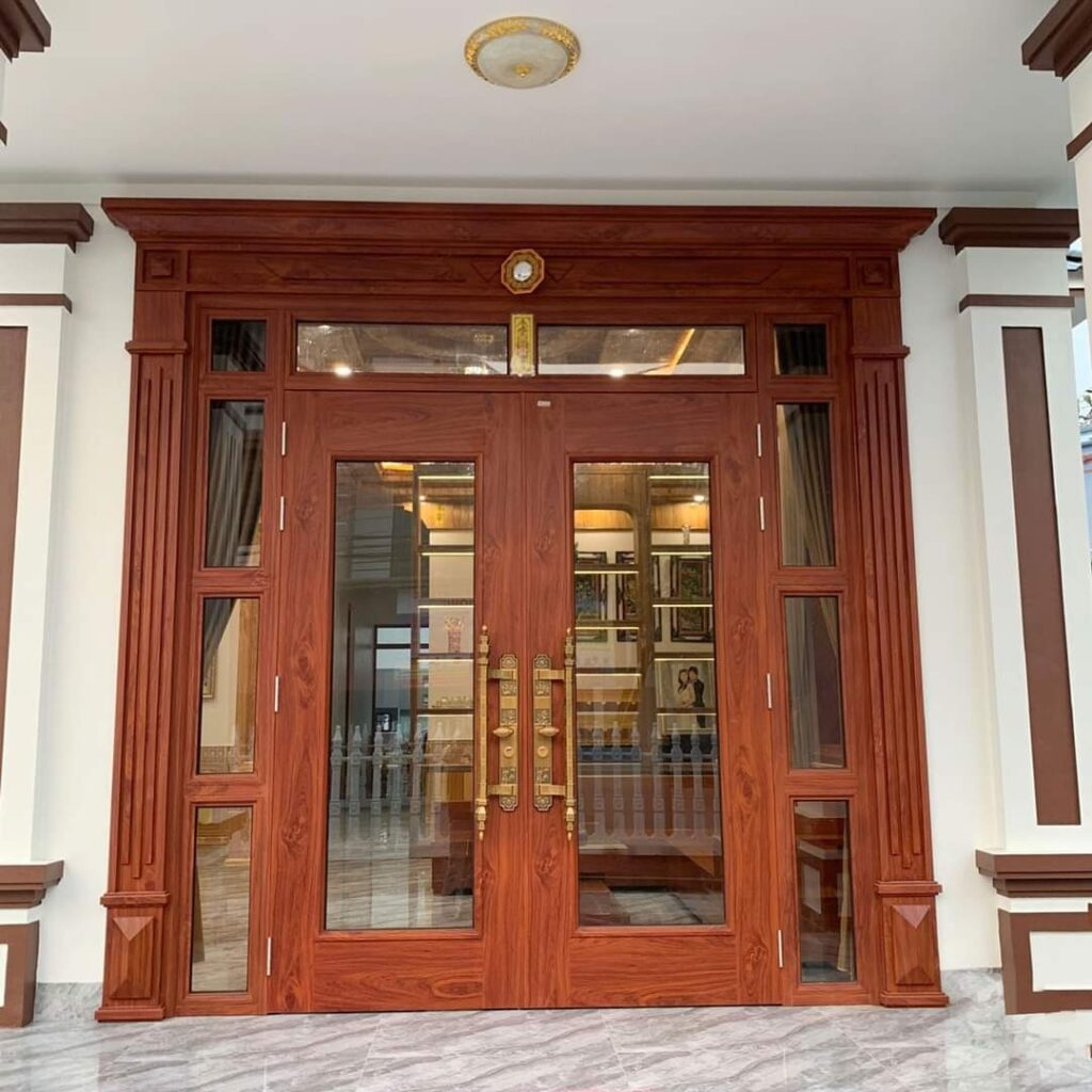 Cửa gỗ hai cánh sang trọng với thiết kế kính trong suốt, khung màu nâu đỏ, phù hợp phong cách nội thất hiện đại.