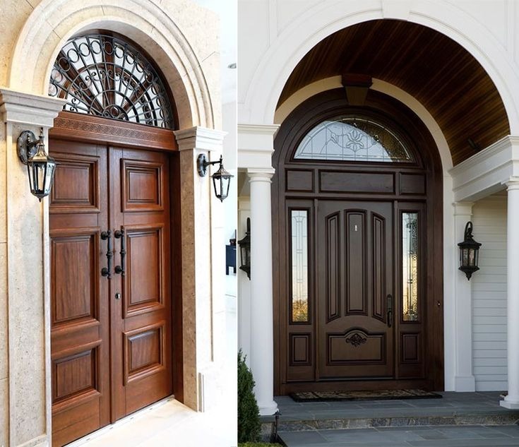 Hai cửa gỗ sang trọng với thiết kế cổ điển và đèn trang trí, tạo điểm nhấn cho ngôi nhà.