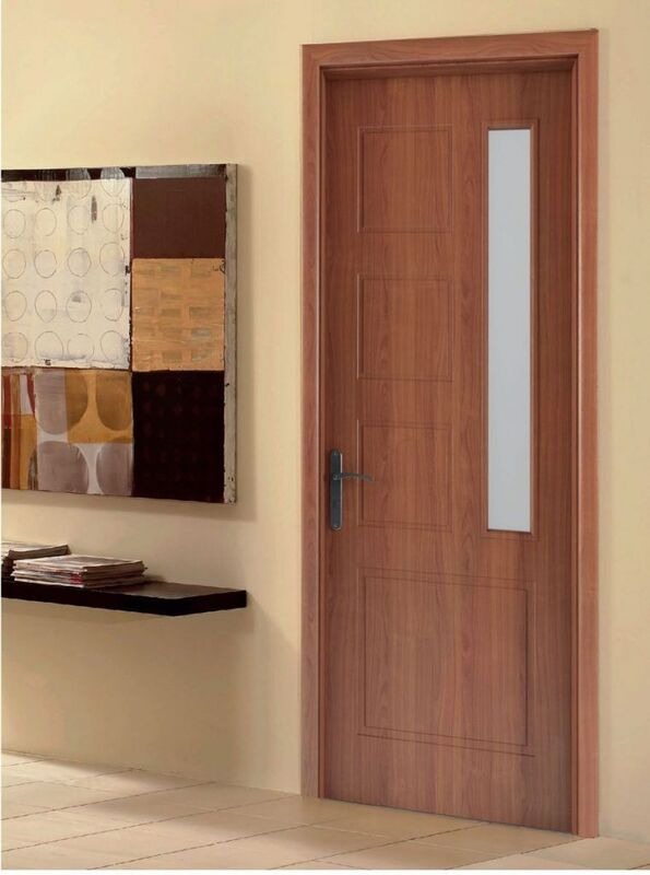 Cửa gỗ hiện đại bên cạnh bức tranh trừu tượng, nội thất phòng ấm cúng với màu sắc nhã nhặn.