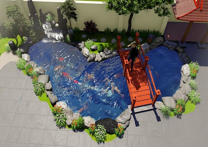 Hồ cá koi với cầu đỏ và thác nước nhỏ, xung quanh cây cối xanh mát trong sân vườn.