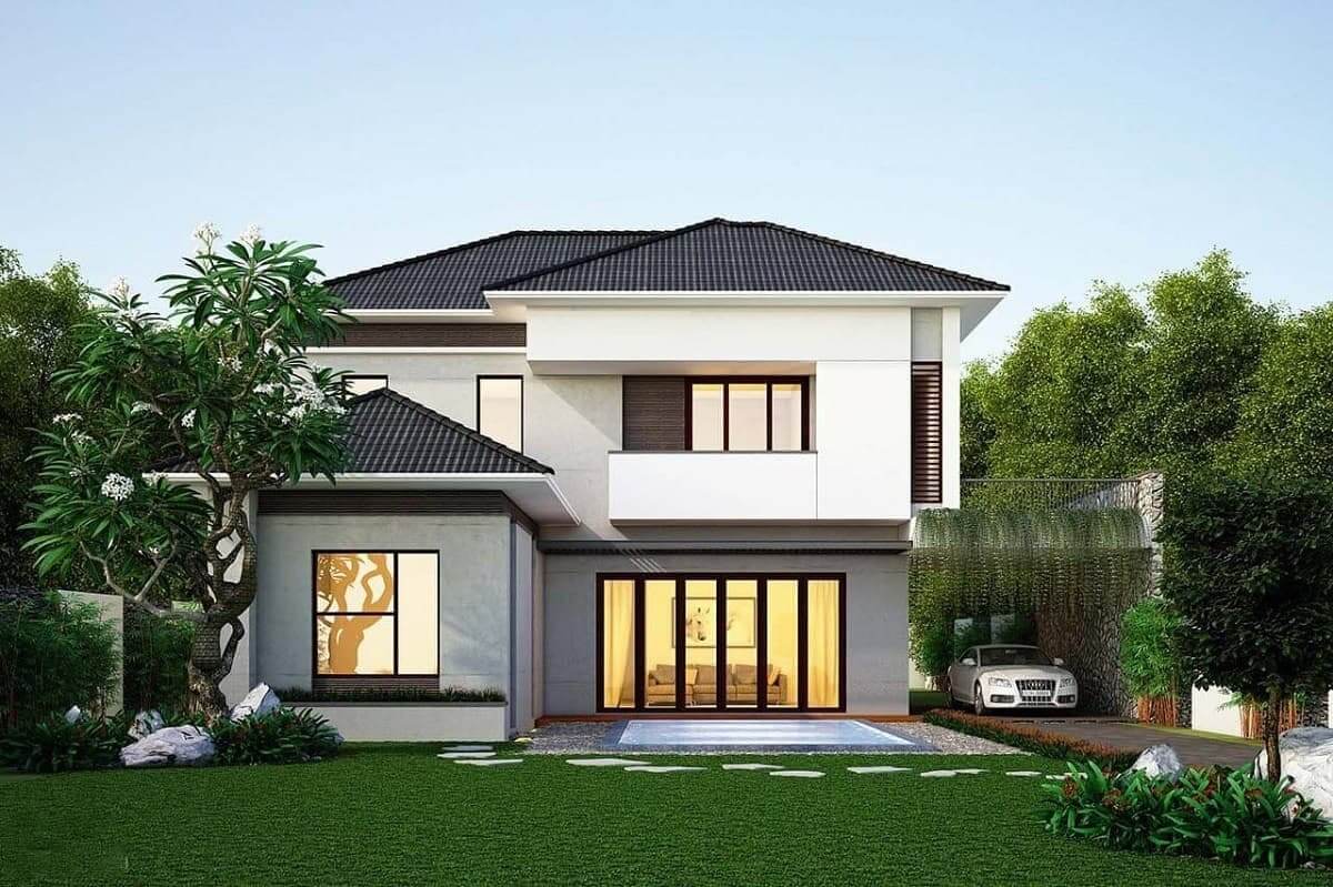 Nhà biệt thự hai tầng hiện đại với sân vườn xanh tươi, cửa sổ lớn và ôtô đậu bên phải.