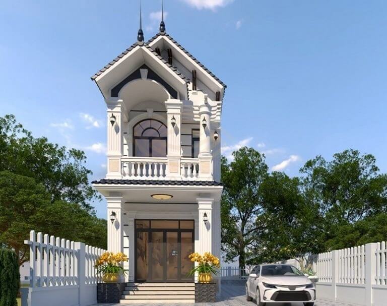 Nhà hai tầng phong cách châu Âu hiện đại, có xe hơi trắng đậu trước sân, bao quanh bởi hàng rào và cây xanh.