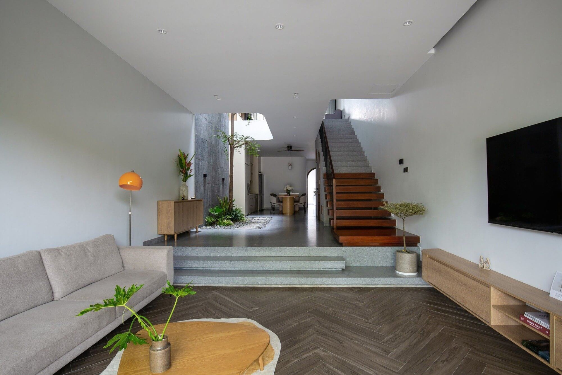 mau-nha-3-tang-chu-l-tran-ngap-sac-xanh-2-1 Mẫu nhà 3 tầng chữ L tràn ngập sắc xanh 2