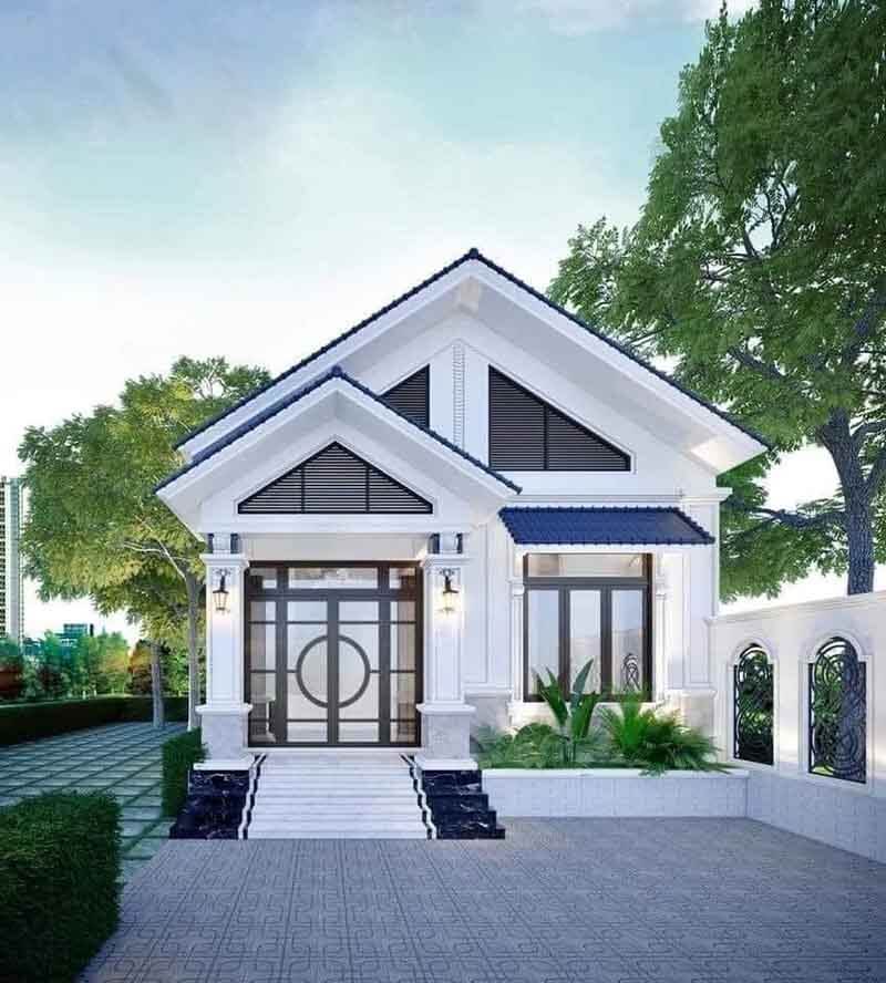 Ngôi nhà mái Thái màu trắng hiện đại phong cách châu Âu, cửa lớn và vườn cây xanh.