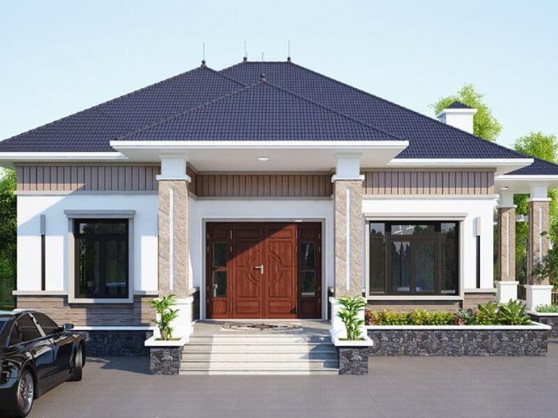 Nhà mái thái một tầng hiện đại với cổng lớn và cảnh quan xanh mát ở sân trước.