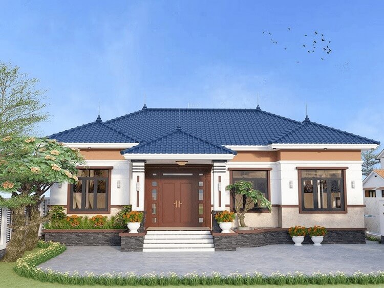 Nhà mái thái cấp 4 hiện đại, sân vườn rộng, gạch lát xám, cửa gỗ lớn, thiết kế hài hòa với cây xanh và hoa.