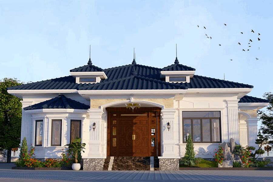 Biệt thự một tầng hiện đại, mái ngói xanh, cửa gỗ lớn, xung quanh là cây xanh và trời trong xanh.