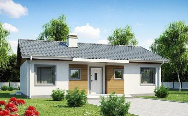 Nhà một tầng phong cách hiện đại, mái ngói xám, vườn xanh tươi xung quanh và bầu trời trong xanh.