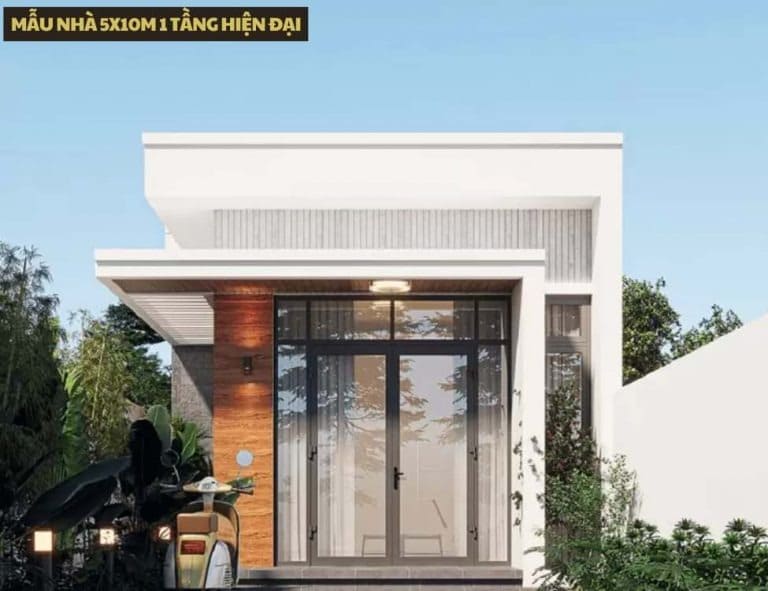 Nhà một tầng hiện đại 5x10m với mặt tiền kính và gỗ, có xe máy đậu trước sân, cây xanh xung quanh.
