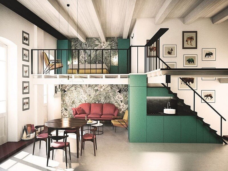 Căn hộ nhỏ gác lửng đẹp mắt, nội thất hiện đại với tường trang trí hoa văn lá cây xanh, bàn ghế nâu đỏ ấm cúng.