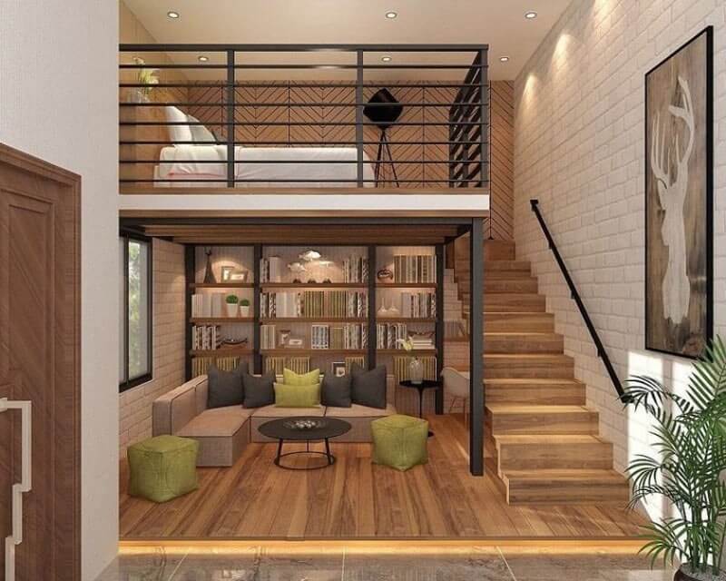 Phòng khách hiện đại với kệ sách, sofa nâu và gác lửng, cầu thang gỗ tạo không gian mở và thoáng đãng.