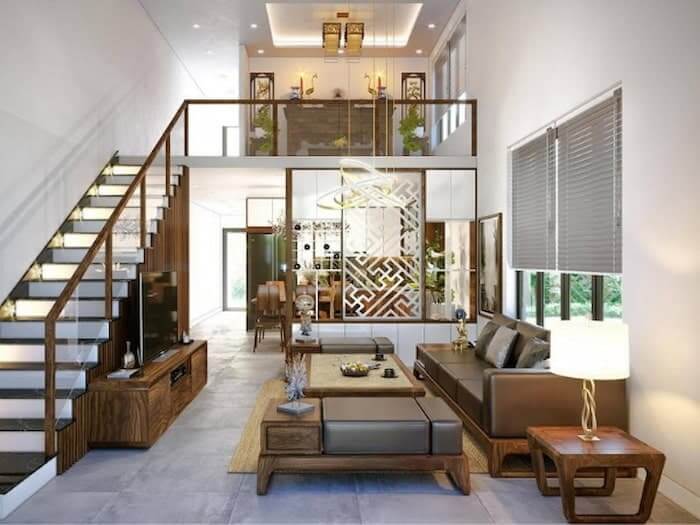 Phòng khách hiện đại với nội thất gỗ, cầu thang kính và không gian thông tầng sáng sủa.