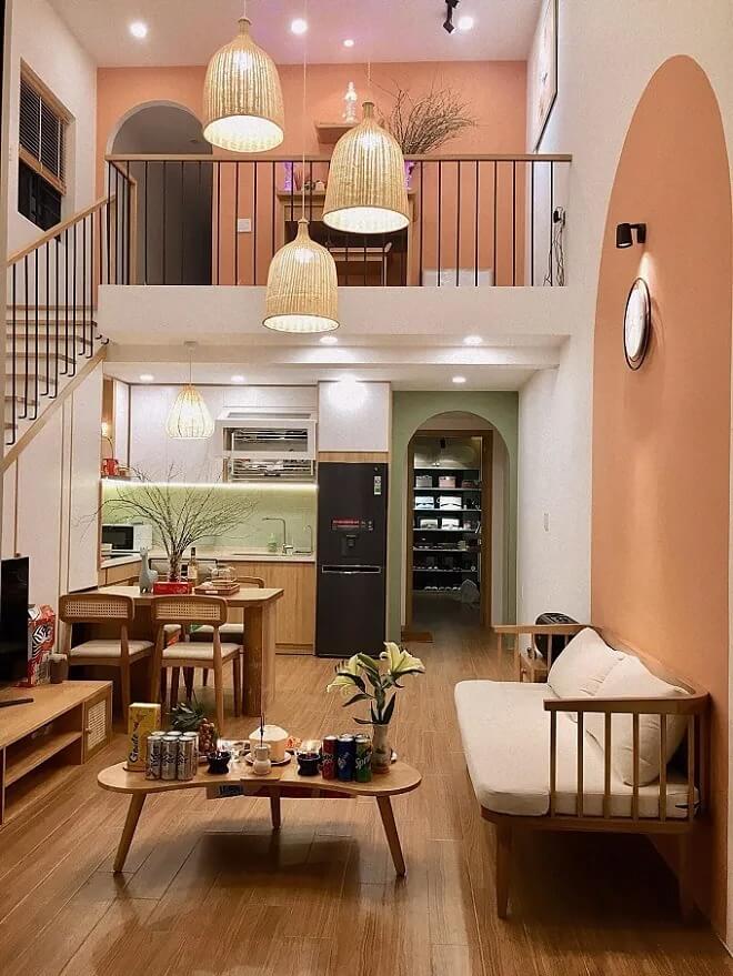 Phòng khách hiện đại với nội thất gỗ, đèn treo ấm cúng và ghế sofa trắng, tạo không gian thoải mái và sang trọng.