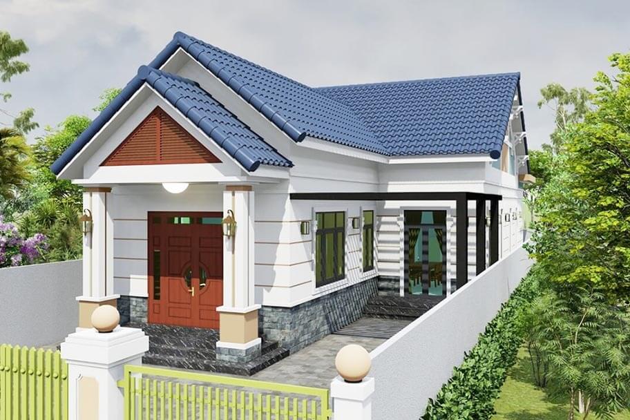 Nhà cấp 4 mái ngói xanh hiện đại với sân trước rộng rãi và cửa gỗ, bao quanh bởi hàng rào và cây xanh.