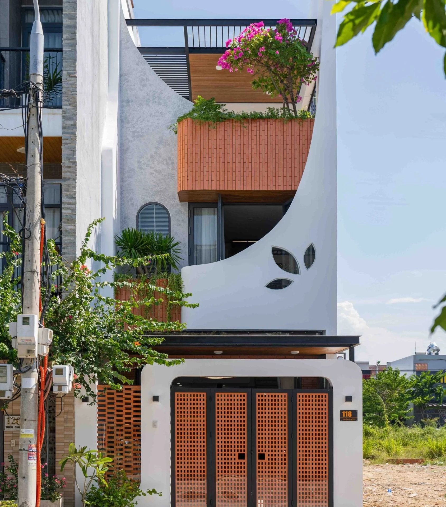 mau-nha-lech-tang-5x20m-hien-dai-cropped Mẫu nhà lệch tầng 5x20m hiện đại