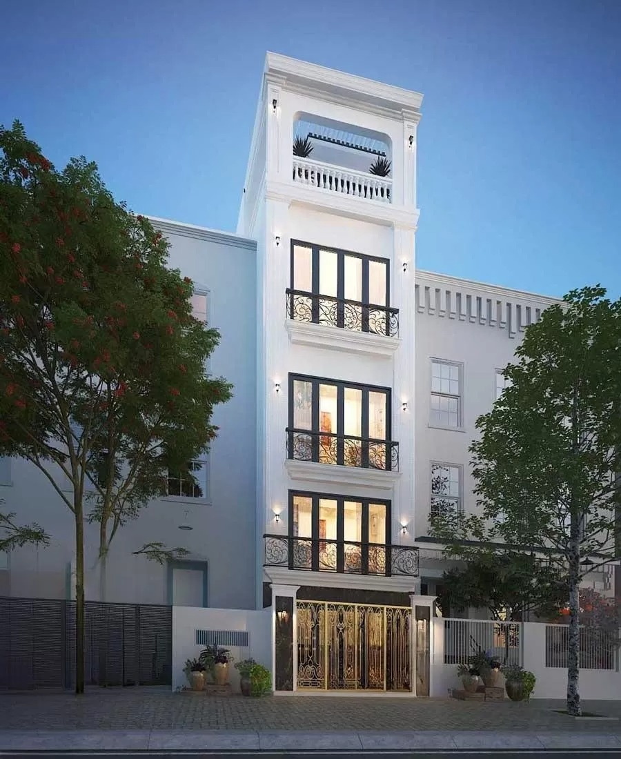 Ngôi nhà bốn tầng hiện đại với ban công, cửa kính sáng đèn vào buổi tối, cây xanh xung quanh.