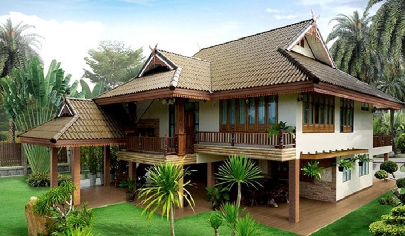 Ngôi nhà vườn mái ngói giữa thiên nhiên xanh tươi, xung quanh nhiều cây xanh và cỏ.