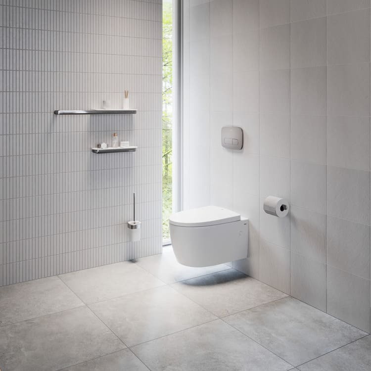 Nhà vệ sinh hiện đại với bệ ngồi treo tường, thiết kế đơn giản và sáng sủa, cửa sổ nhìn ra cảnh xanh.