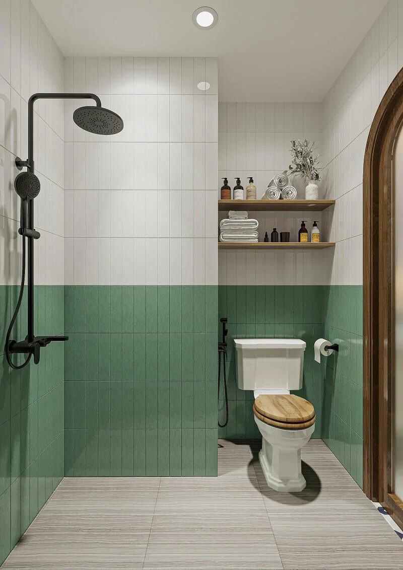 Phòng tắm hiện đại với vòi sen đen, tường xanh trắng, kệ gỗ và bồn cầu nắp gỗ.