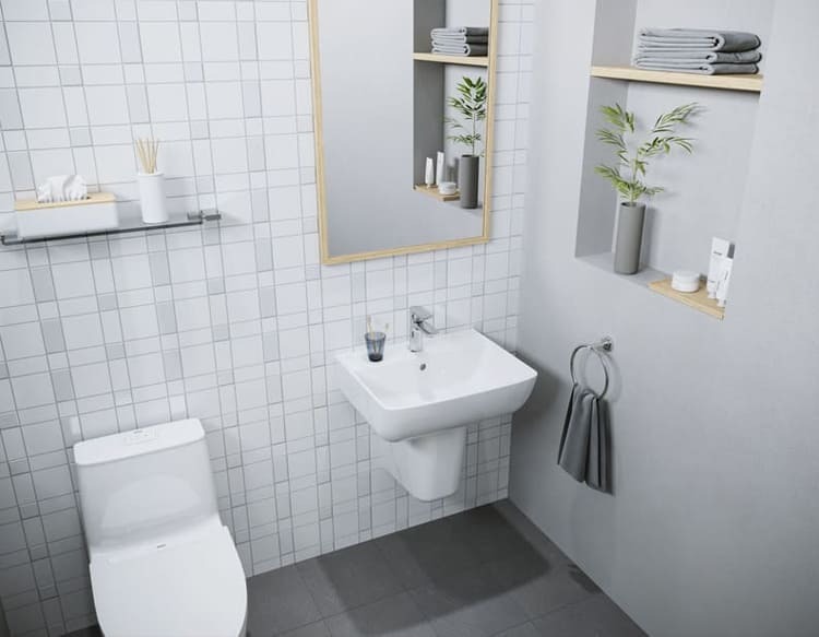 Phòng tắm hiện đại với gương lớn, lavabo trắng và gạch ốp tường. Bình cây và khăn tắm tạo điểm nhấn.