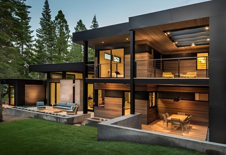 Nhà hiện đại với thiết kế gỗ đen, cửa kính lớn và sân vườn xanh mát dưới ánh sáng tự nhiên.