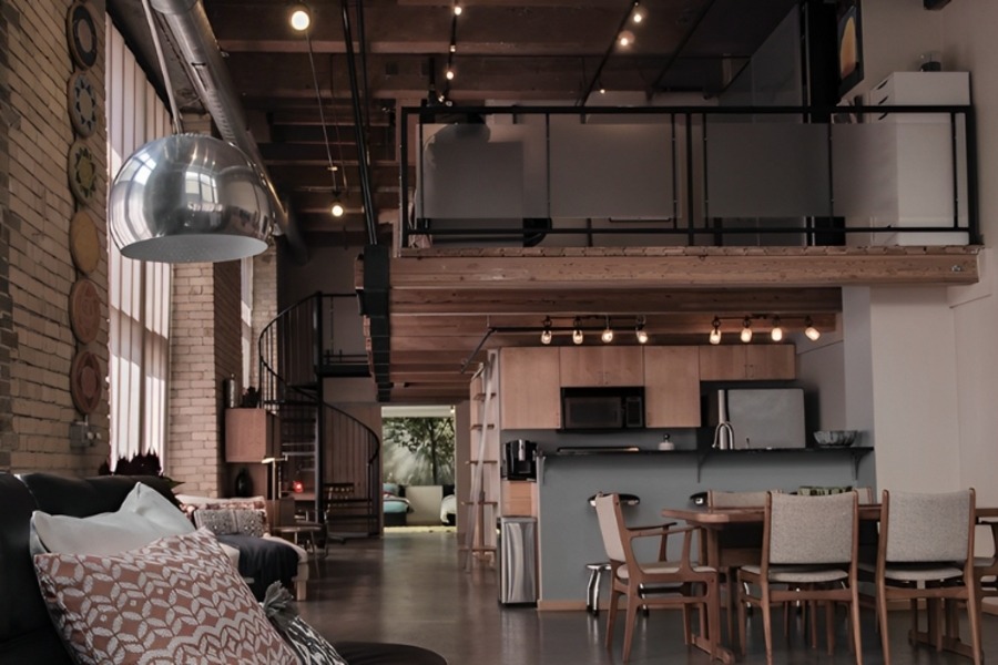 Căn hộ loft phong cách công nghiệp với nội thất hiện đại và không gian mở, ánh sáng tự nhiên tràn ngập.