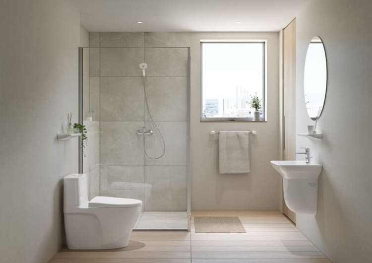 Phòng tắm hiện đại với vòi sen, bồn cầu và bồn rửa, ánh sáng tự nhiên từ cửa sổ.