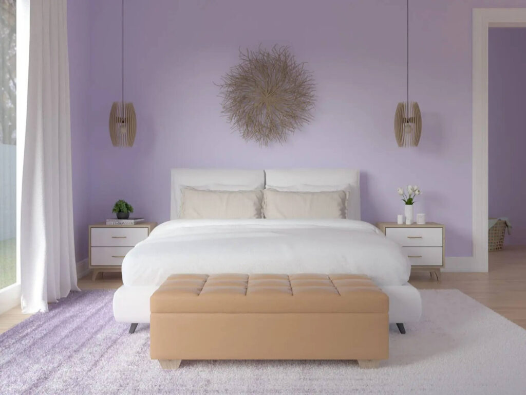 Phòng ngủ màu tím nhạt với giường trắng, nệm nâu, đèn treo và trang trí tường nghệ thuật.