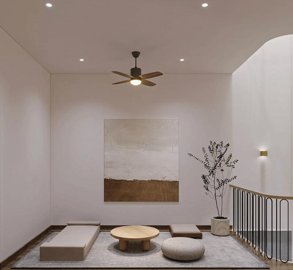 Phòng khách tối giản với bàn gỗ, tranh treo tường trừu tượng, chậu cây, và quạt trần hiện đại.