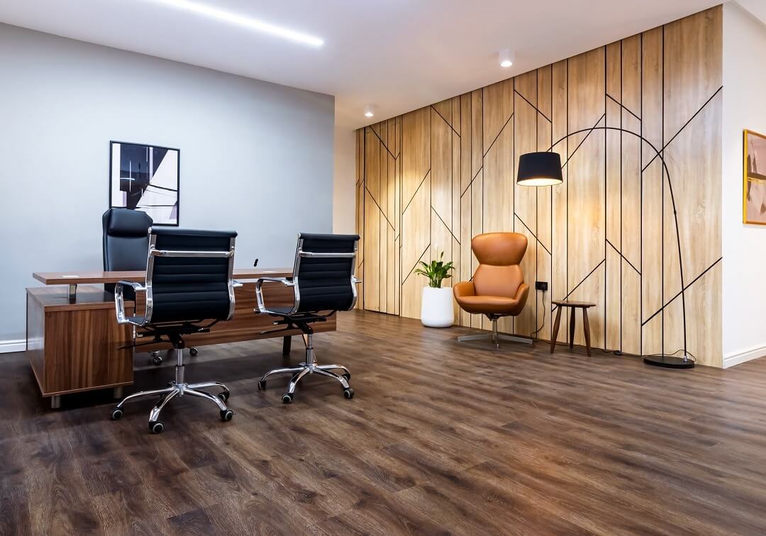 mau-sac-phong-giam-doc Văn phòng hiện đại với bàn ghế da, sàn gỗ và tường trang trí, tạo điểm nhấn sáng tạo và thoải mái.