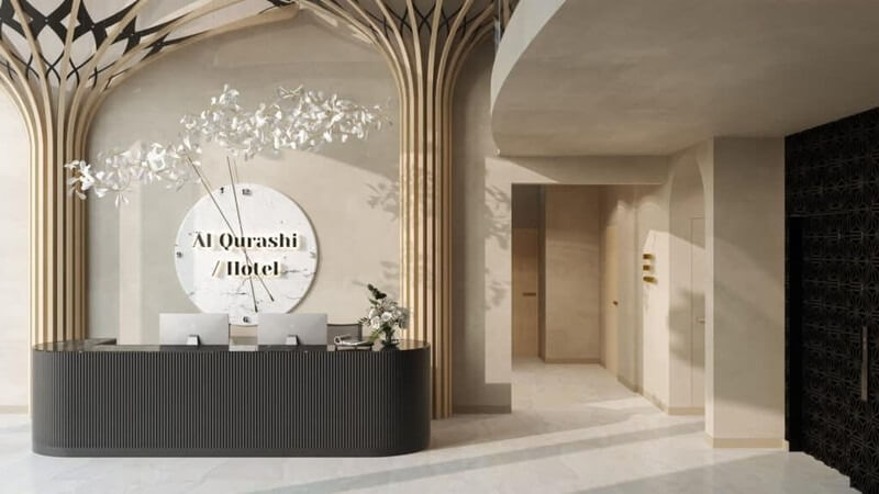 Quầy lễ tân Al Qurashi Hotel sang trọng với thiết kế nội thất hiện đại, ánh sáng tự nhiên và trang trí cây xanh.