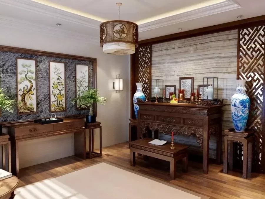 Phòng thờ truyền thống với bàn thờ gỗ, bình cổ, và tranh treo tường trang trí, không gian ấm cúng và trang nghiêm.