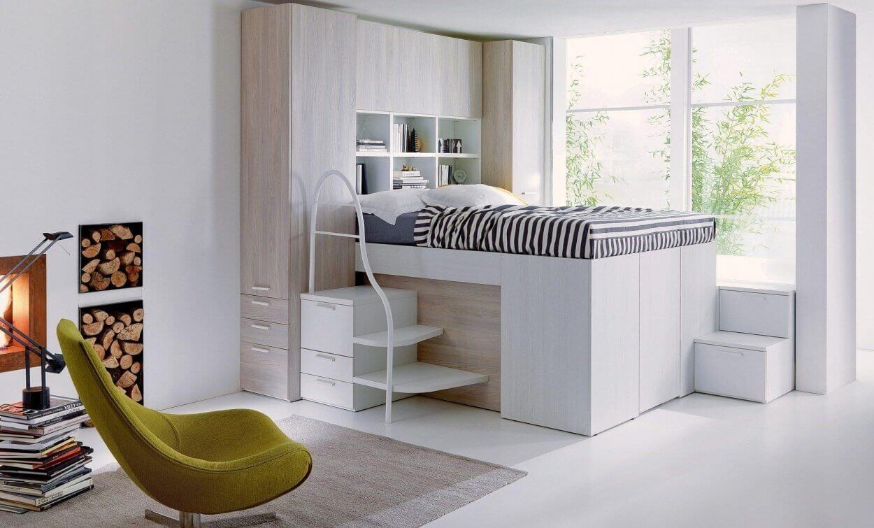 Phòng ngủ hiện đại với giường tầng trắng, ghế xanh lá, cửa sổ lớn và kệ sách.