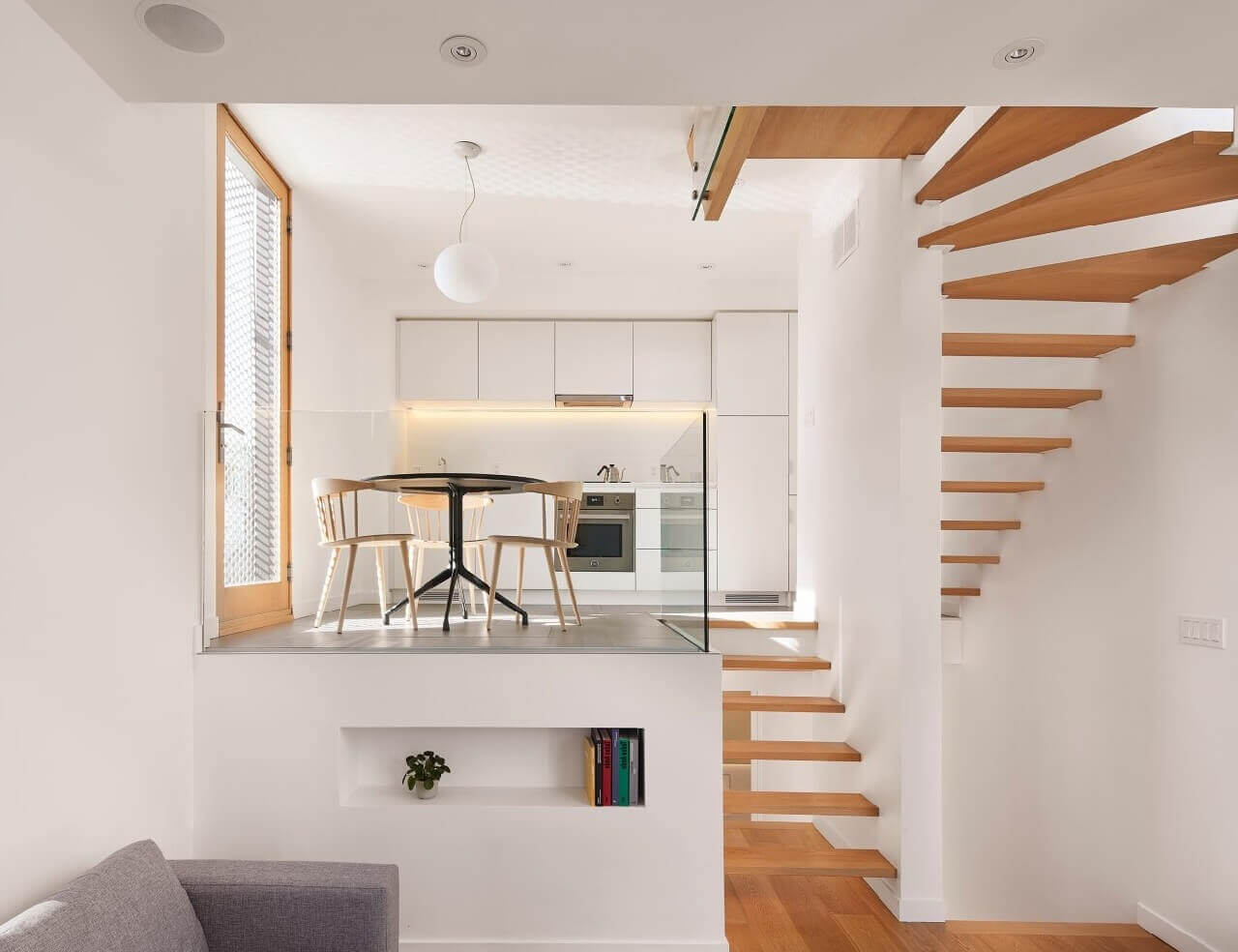 mau-thiet-ke-nha-ong-lech-tang-4x15m-voi-2-tang-1 Mẫu thiết kế nhà ống lệch tầng 4x15m với 2 tầng