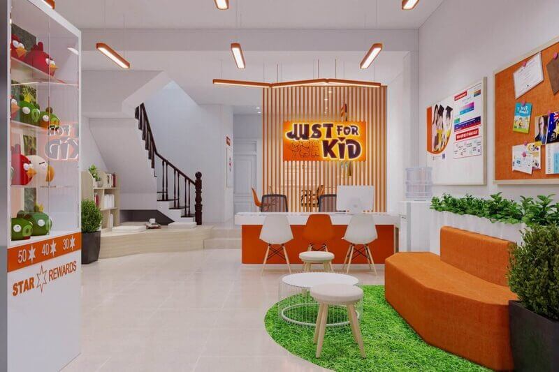 Không gian phòng chờ vui nhộn với thiết kế tươi sáng cho trẻ em. Nội thất màu cam và xanh lá.