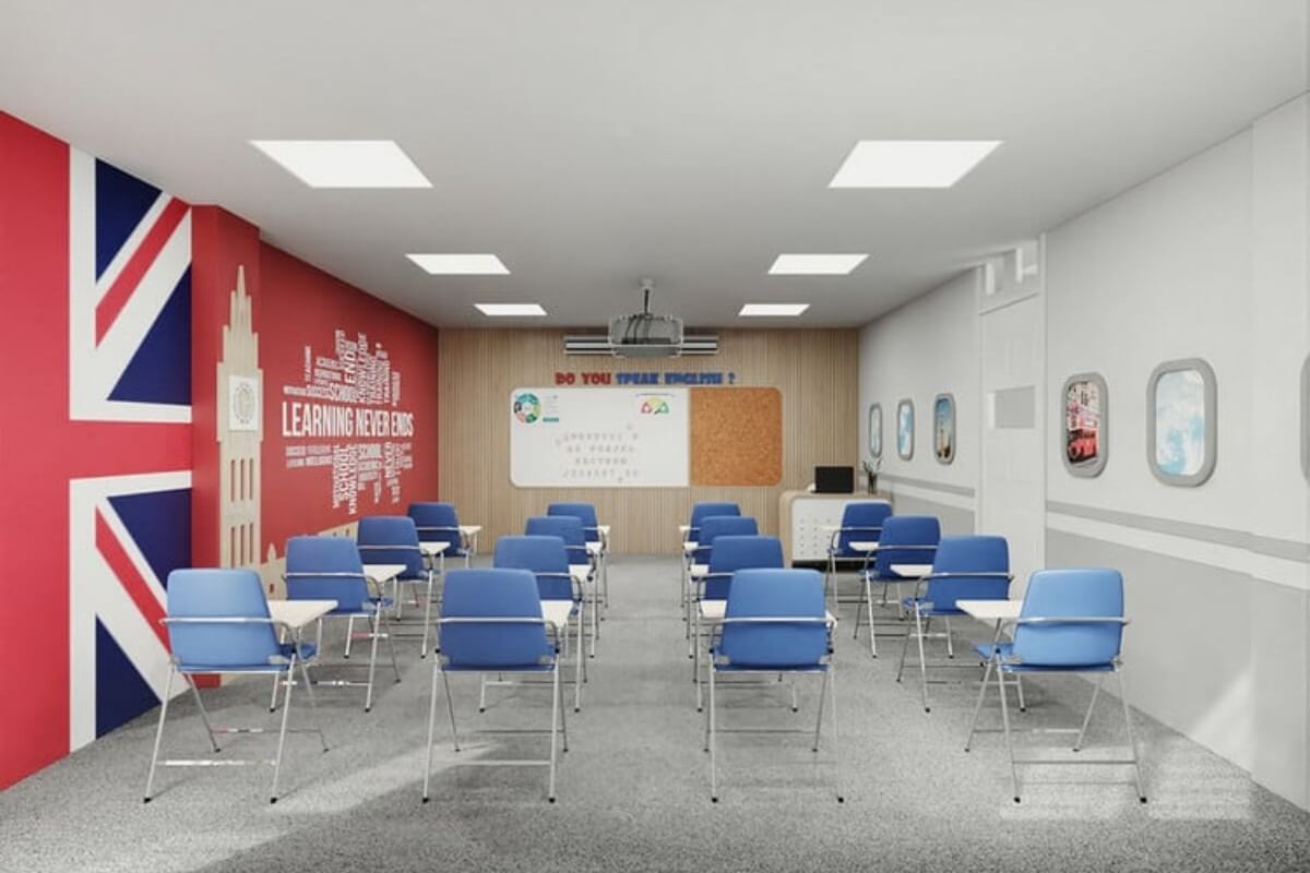 Phòng học tiếng Anh với ghế xanh, tường trang trí cờ Anh, bảng trắng và máy chiếu.