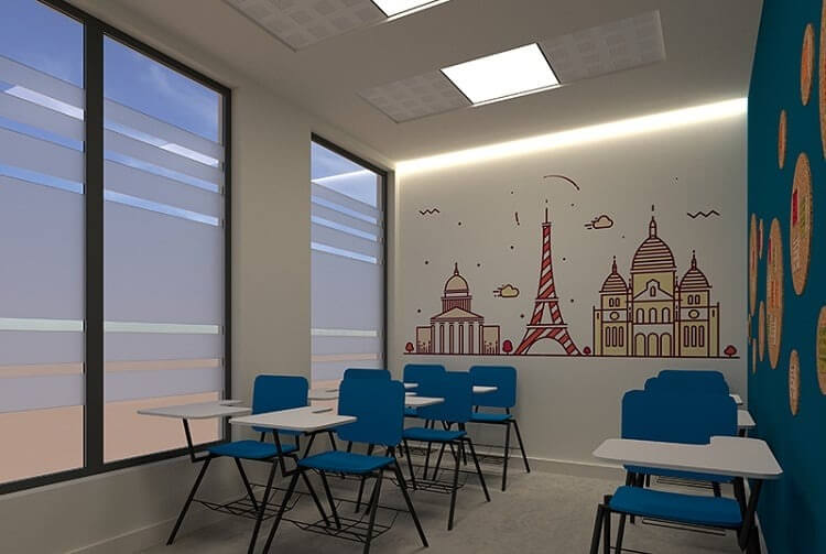 Phòng học hiện đại với ghế xanh, bàn trắng và trang trí tường hình tháp Eiffel.