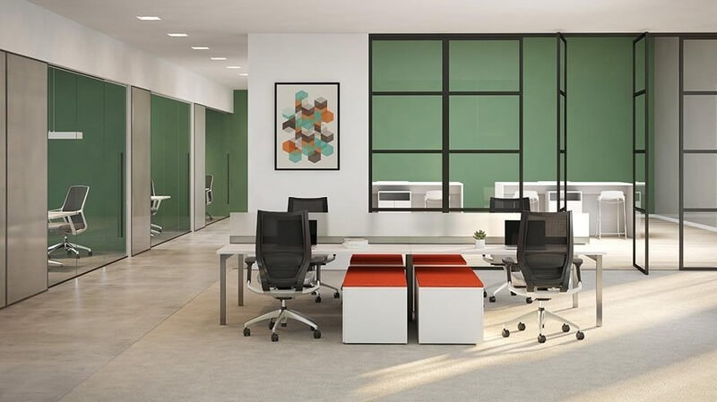 Văn phòng hiện đại với bàn ghế phong cách, tường kính và trang trí tranh tạo không gian làm việc thoáng đãng và sáng tạo.