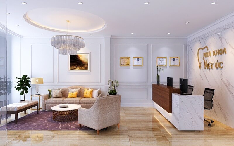 Phòng chờ sang trọng của phòng khám nha khoa, nội thất hiện đại và ánh sáng ấm áp.