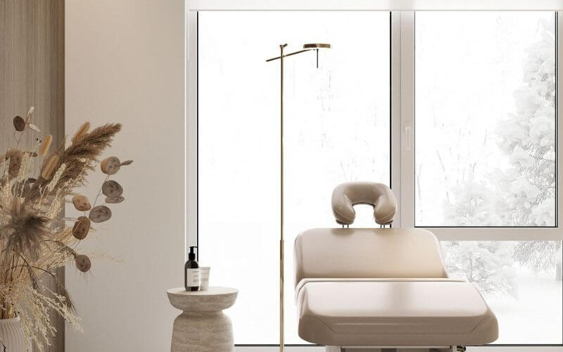 Ghế spa hiện đại cạnh cửa sổ lớn với ánh sáng tự nhiên, tạo không gian thư giãn và thoải mái.