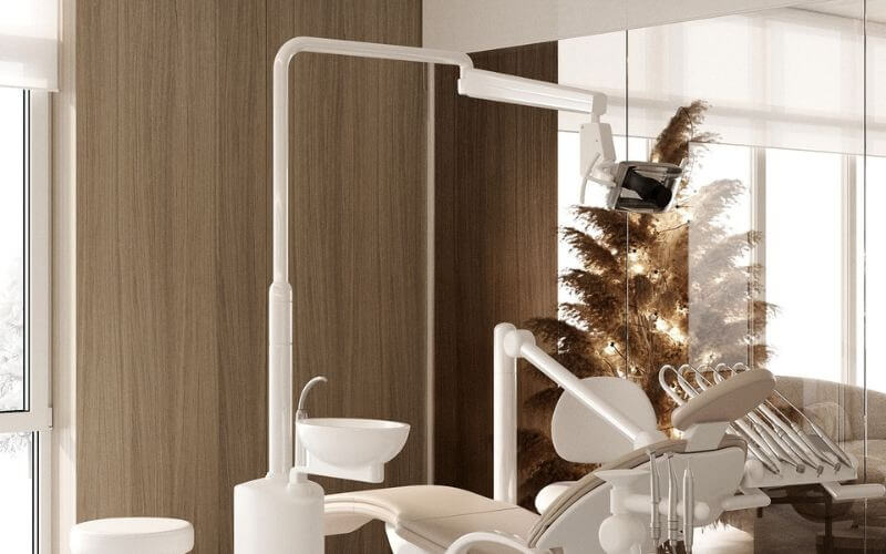 Phòng nha khoa hiện đại với ghế điều trị và bồn rửa trong không gian nội thất sang trọng.