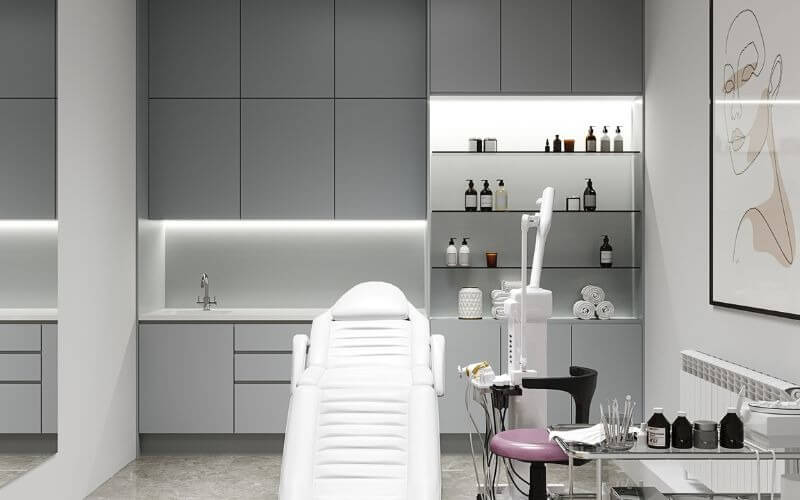 Phòng khám thẩm mỹ hiện đại với ghế điều trị và dụng cụ chăm sóc da sang trọng.