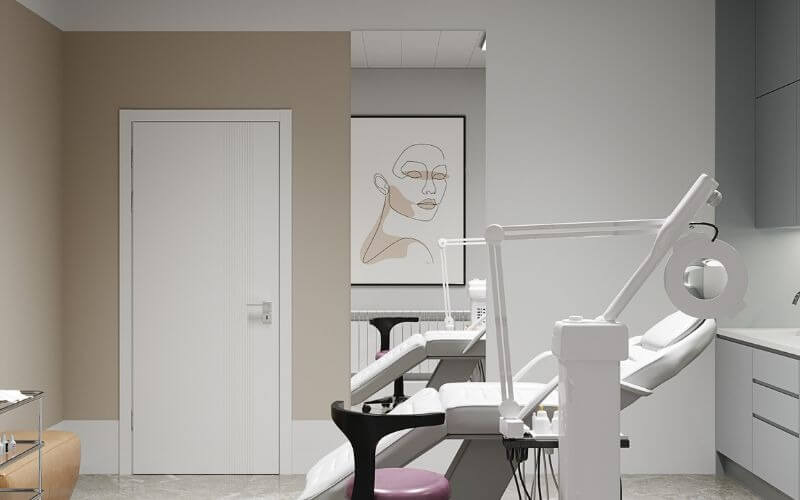 Phòng khám nha khoa hiện đại với ghế điều trị, trang trí tranh nghệ thuật trên tường.
