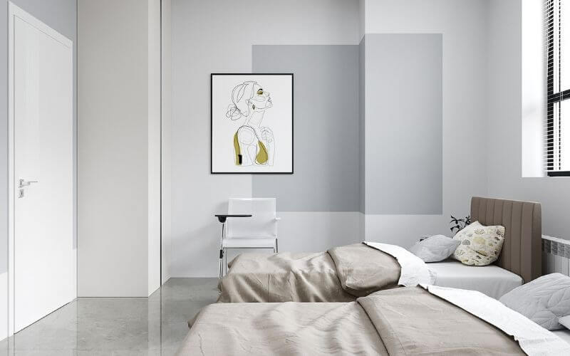 Phòng ngủ hiện đại với hai giường, tranh nghệ thuật trên tường, ghế trắng cạnh cửa sổ lớn.