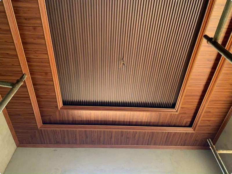 Trần nhà nội thất hiện đại bằng gỗ với thiết kế trang trí tinh tế và màu nâu ấm áp.